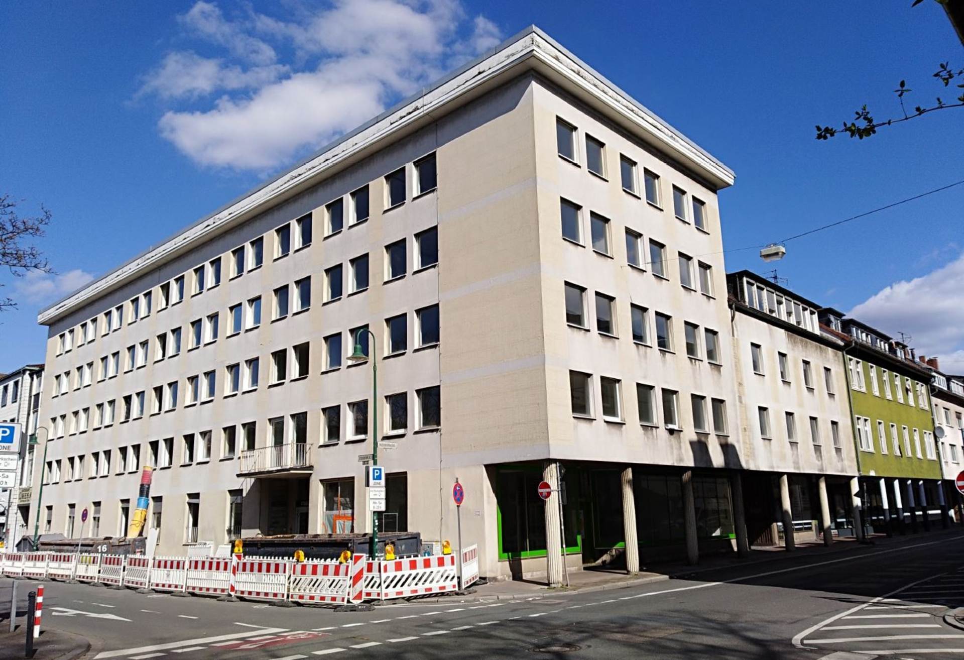 Das ehemalige Verwaltungsgebäude am Steubenplatz 9-11 vor der Sanierung und Umnutzung. 